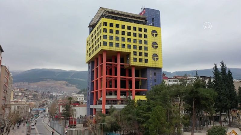 Jeden z nejpodivnějších domů světa čeká demolice. Musí ustoupit novému náměstí